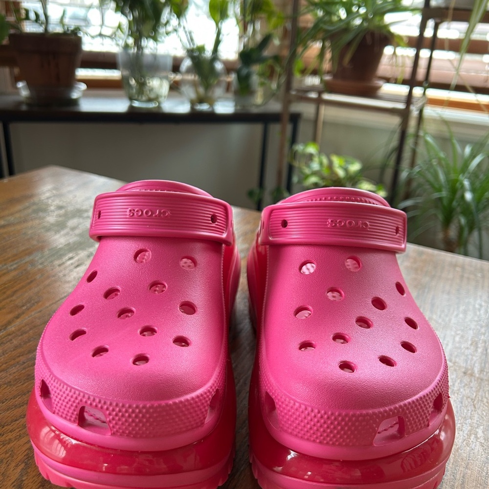 CROCS Iconic Comfort Mega Crush Y2K Platforms - Juicy Hot Pink - Picture 5 of 8